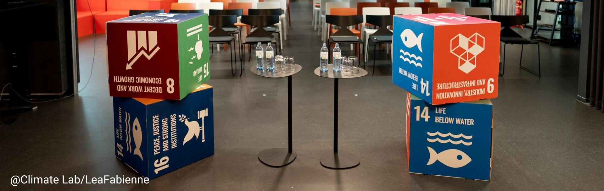 Ein Raum, der mit Tischen und Stühlen ausgestattet ist, ideal für Gruppenaktivitäten oder Besprechungen.