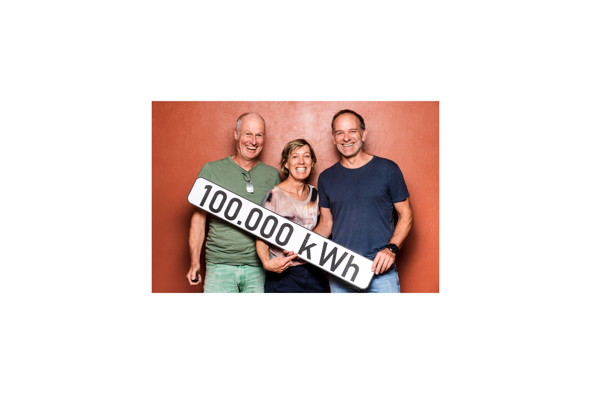 Bild eines Teils des Vorstands (Obfrau, Kassier, Schriftführer) anlässlich 100.000 kWh verteilter Energie nach genau 1 Jahr Betrieb: v.l.n.r: Georg Kirchweger, Doris Schoisswohl, Armin Schoisswohl