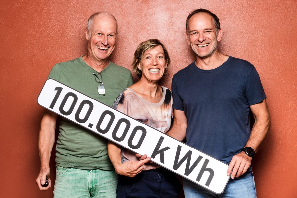 Bild eines Teils des Vorstands (Obfrau, Kassier, Schriftführer) anlässlich 100.000 kWh verteilter Energie nach genau 1 Jahr Betrieb: v.l.n.r: Georg Kirchweger, Doris Schoisswohl, Armin Schoisswohl